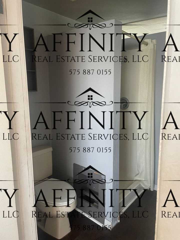 404 S Lake St - Photo 3 of 12