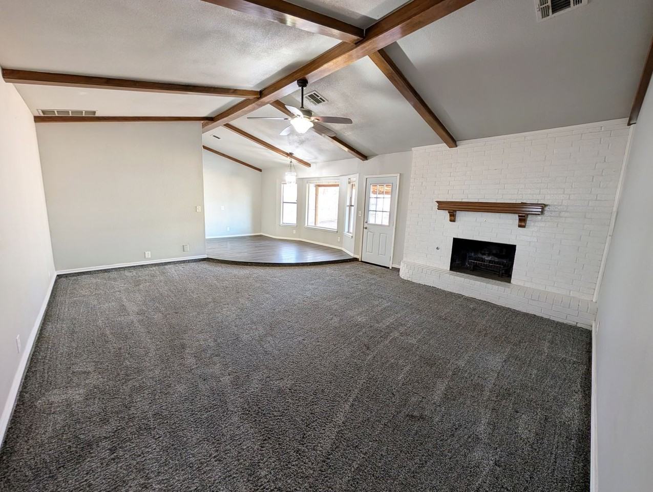 2209 N Lincoln Ave - Photo 2 of 15