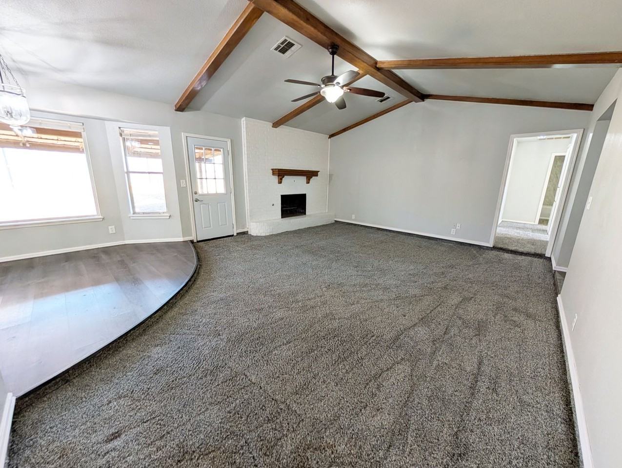 2209 N Lincoln Ave - Photo 3 of 15