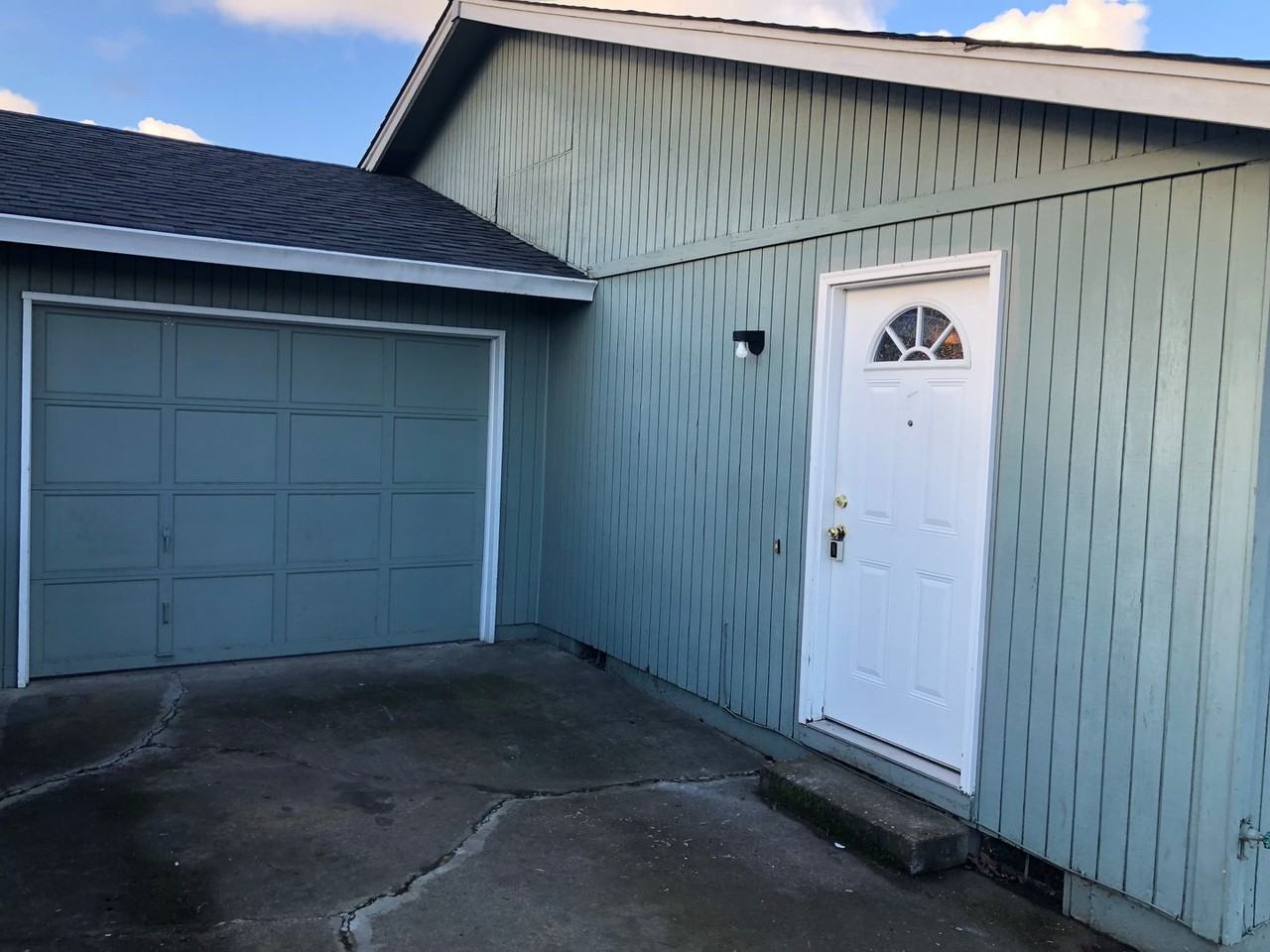 1049 N 16th St - Photo 3 of 27