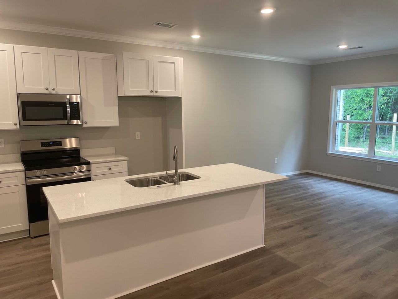 409 Genesis Dr - Photo 3 of 22