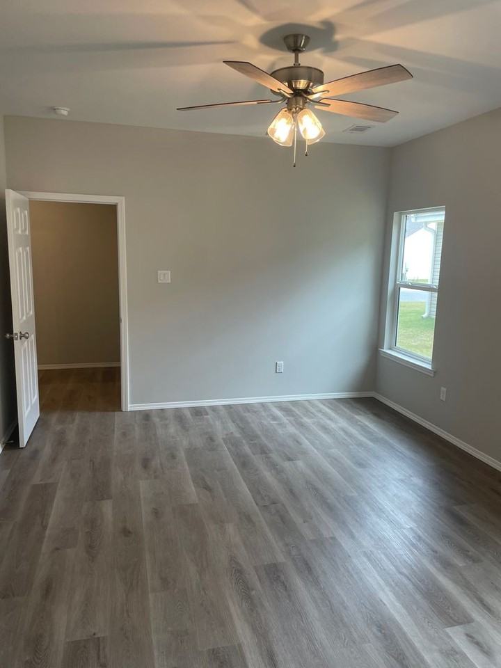 409 Genesis Dr - Photo 7 of 22