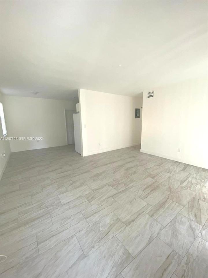 1511 Ne 42nd St - Photo 2 of 16