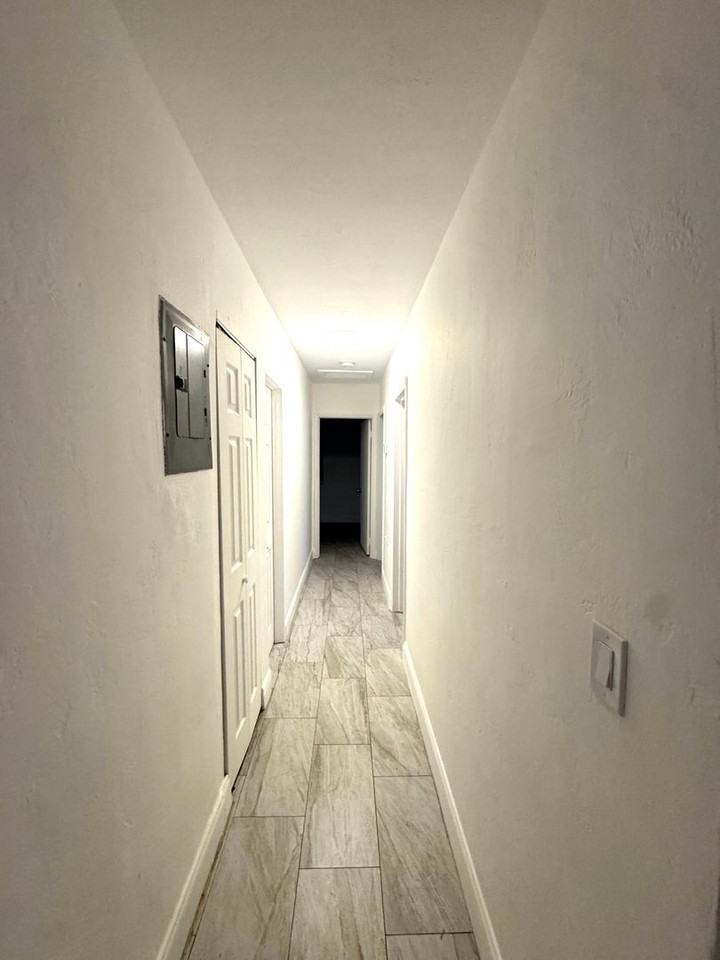 1511 Ne 42nd St - Photo 6 of 16