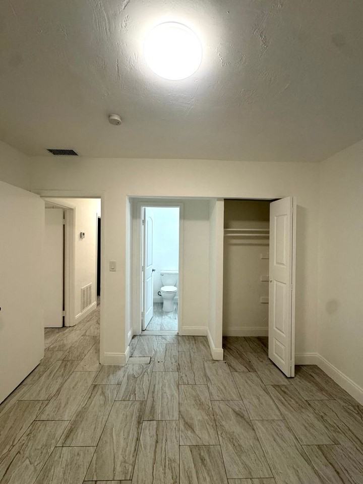 1511 Ne 42nd St - Photo 7 of 16