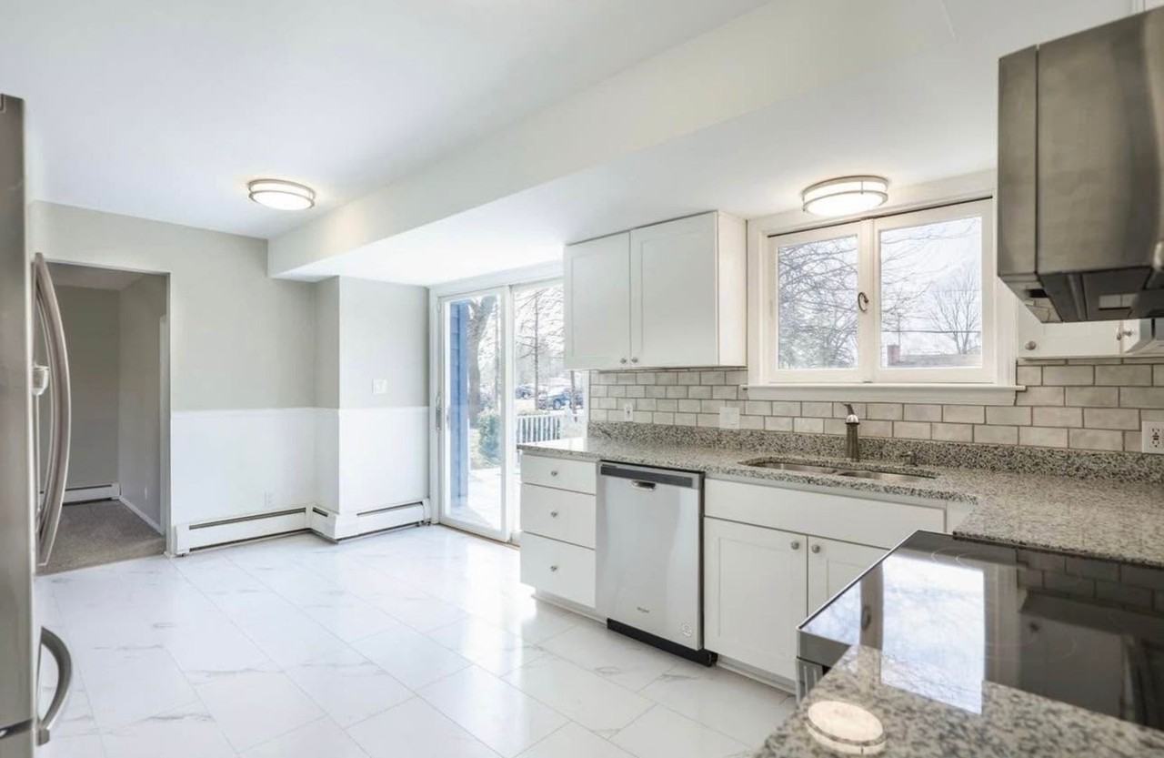 530 Holbrook Ln - Photo 5 of 23