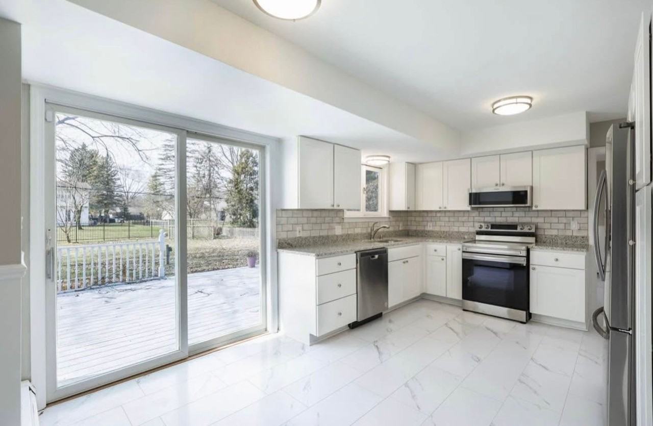 530 Holbrook Ln - Photo 6 of 23