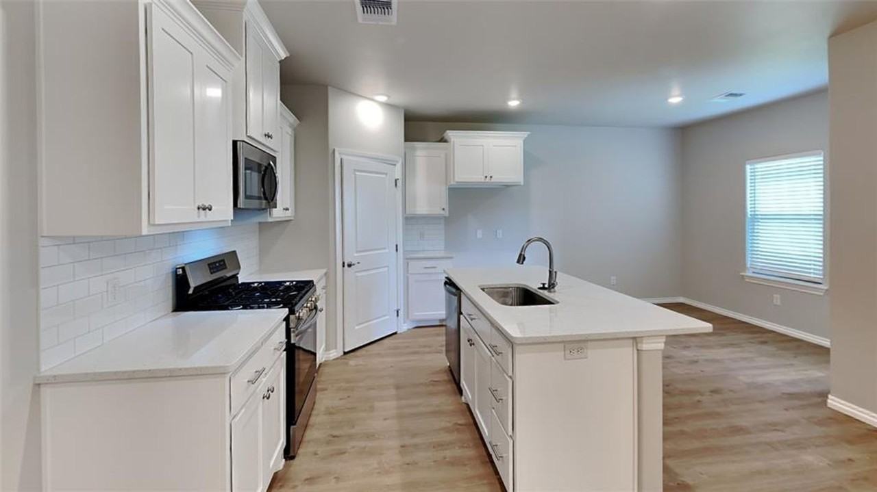 6941 Labelle Dr - Photo 4 of 18