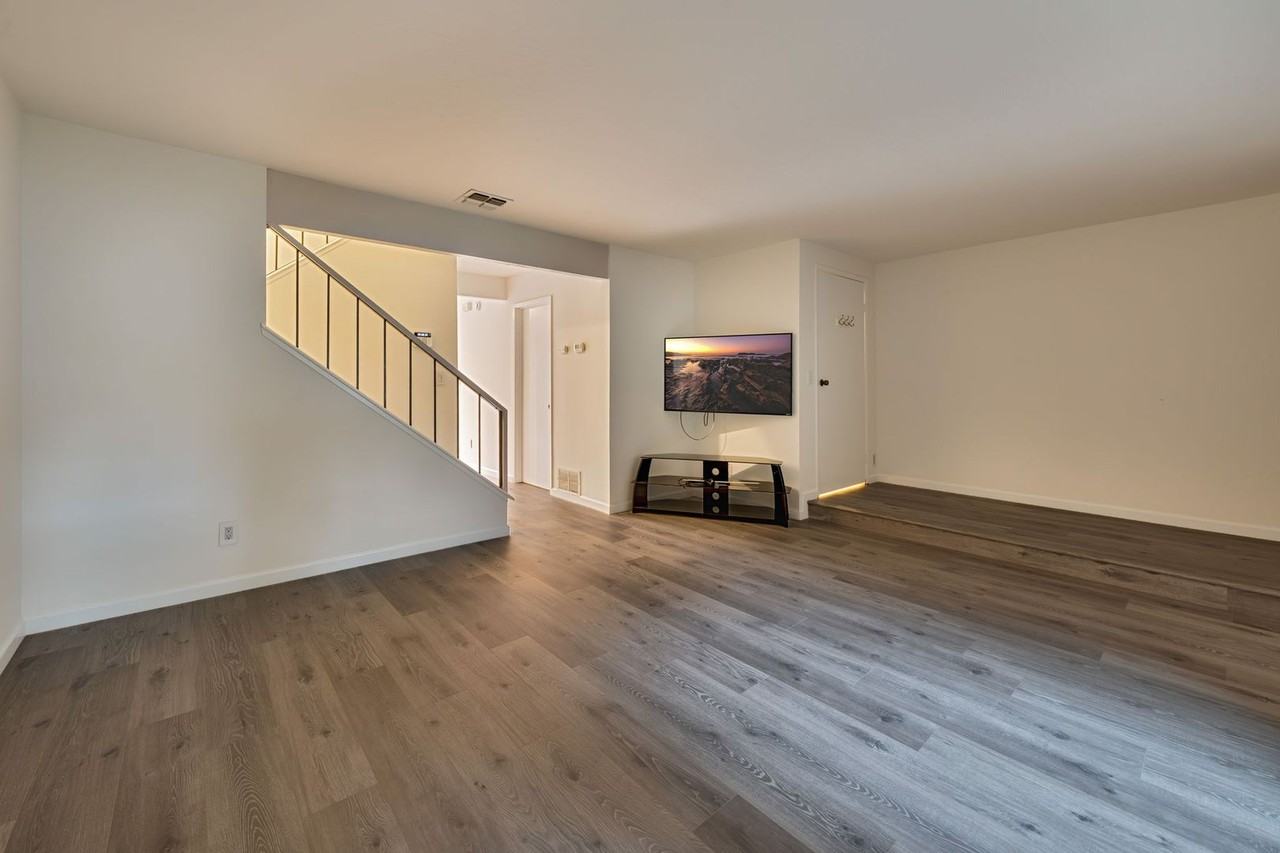 317 Bridge Pl - Photo 4 of 36