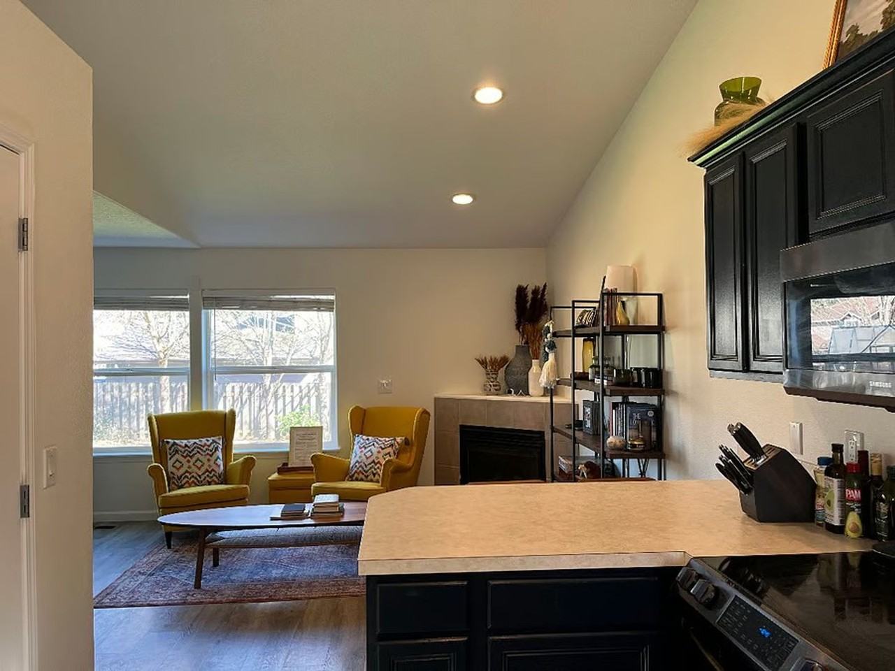 220 Sw 3rd St - Photo 4 of 23