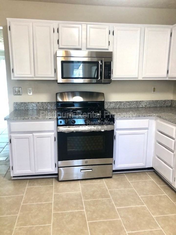 6574 Meadow Green Cir - Photo 5 of 31