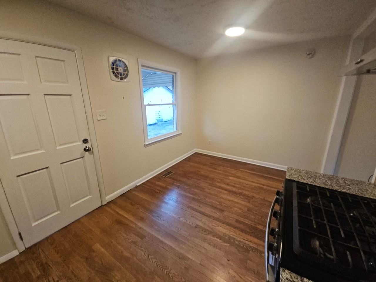 520 Floyd Dr Se - Photo 5 of 12