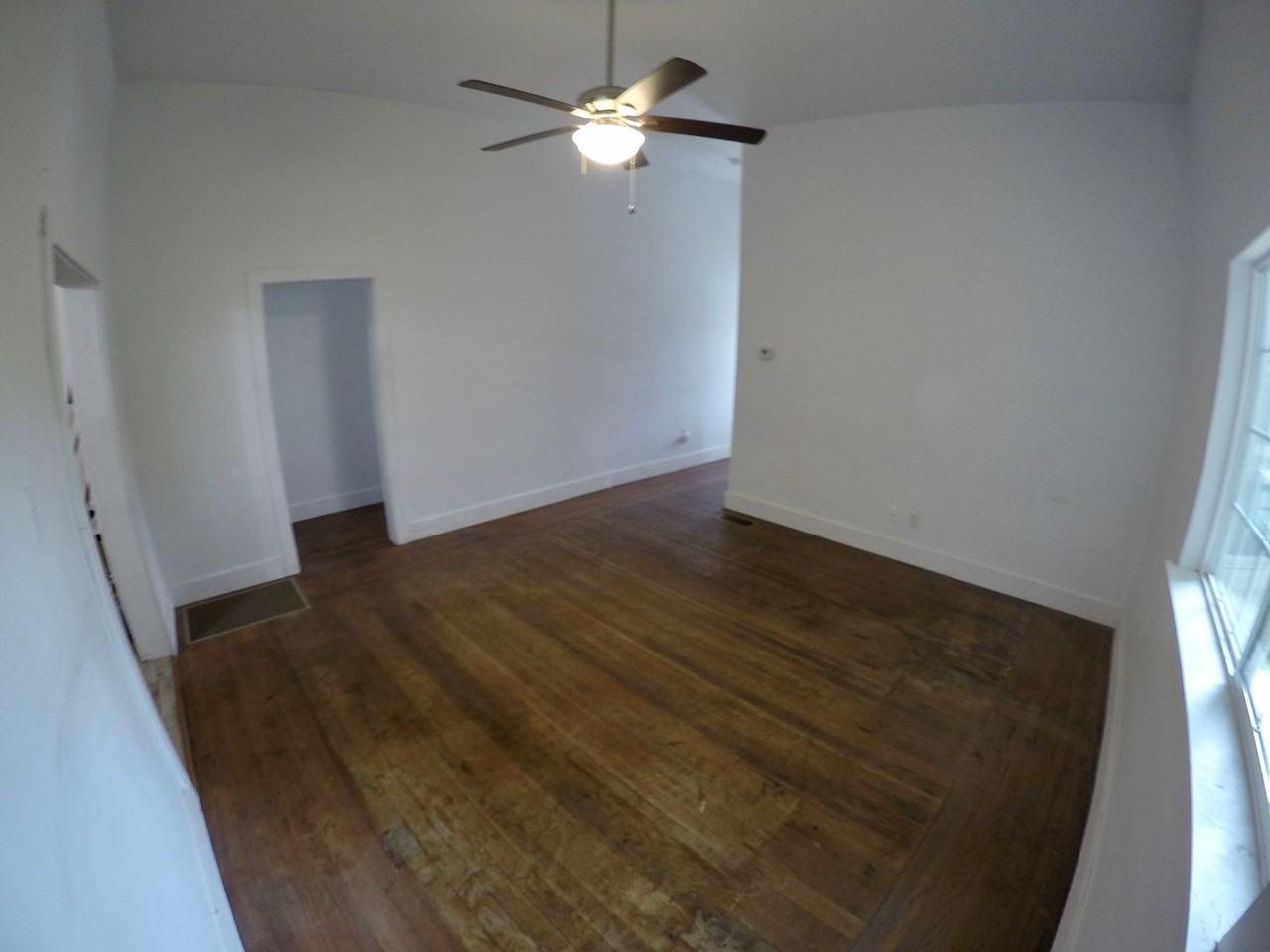 630 W 9th St - Photo 4 of 18