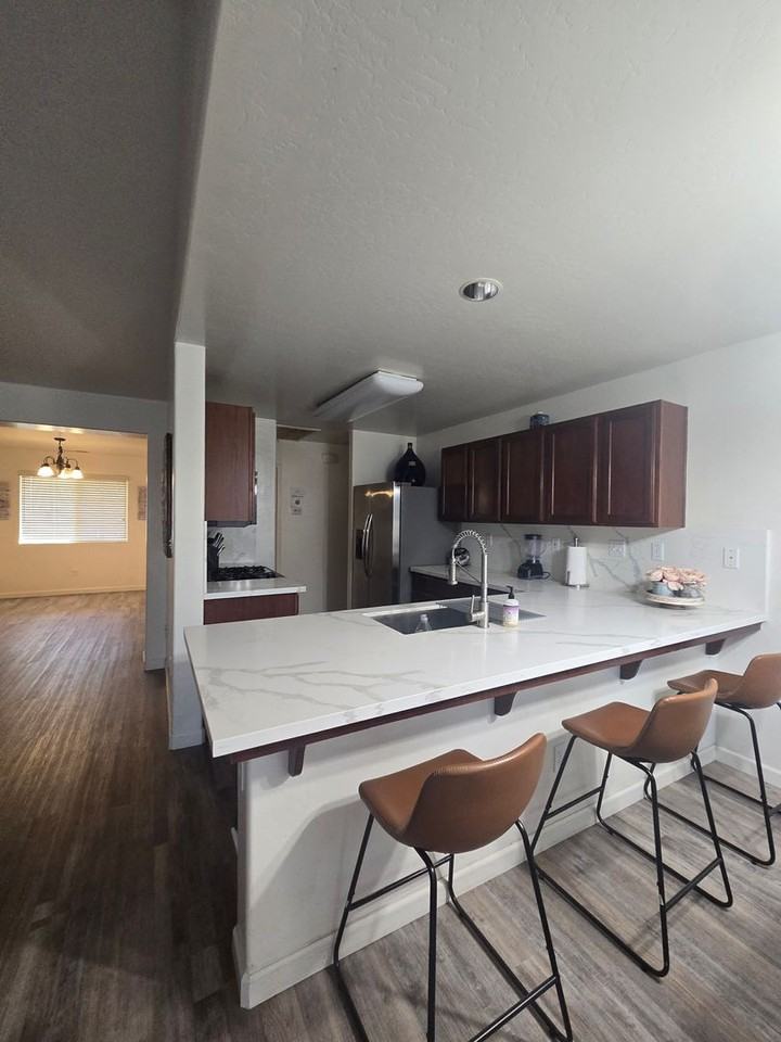 2078 W Hampton Dr - Photo 6 of 20