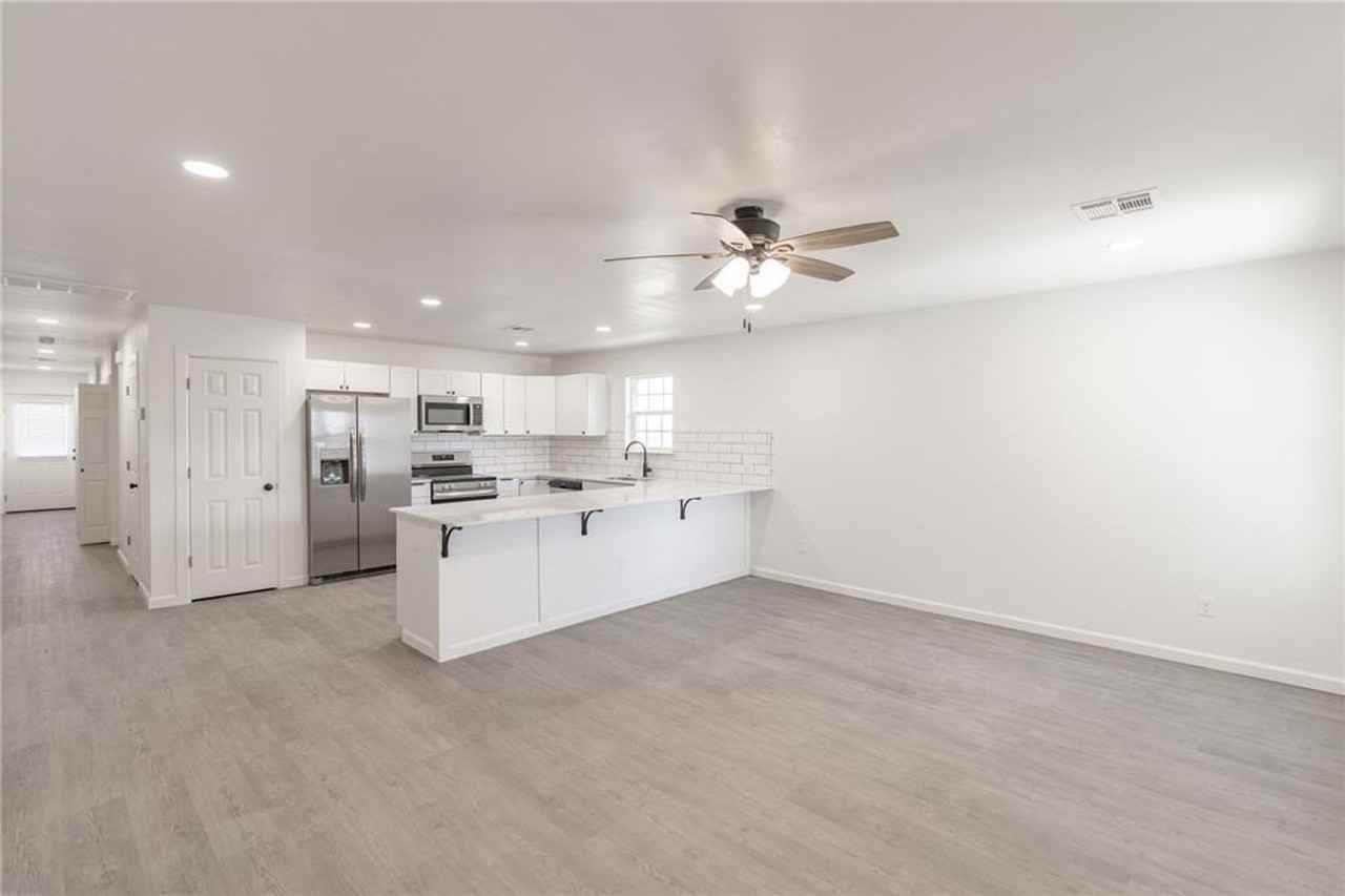 785 Ne 4th St - Photo 3 of 19