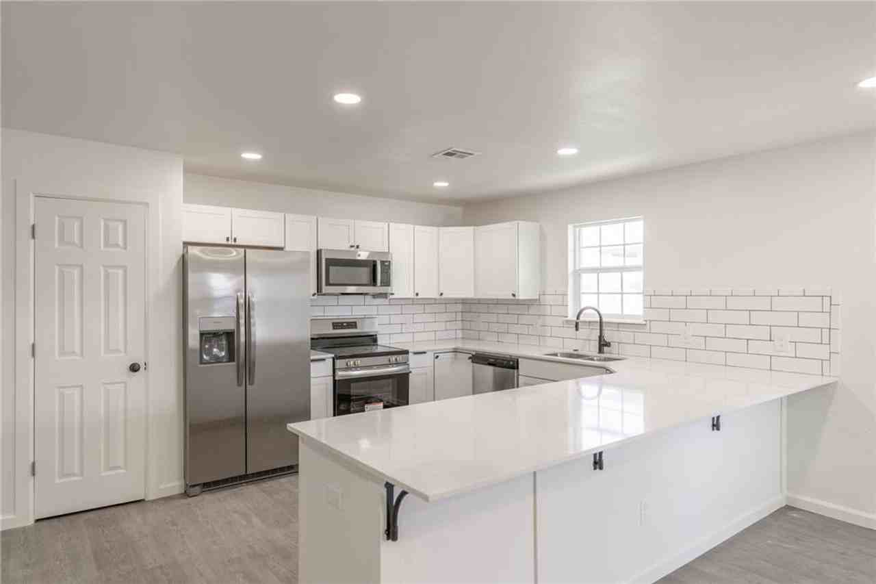 785 Ne 4th St - Photo 7 of 19