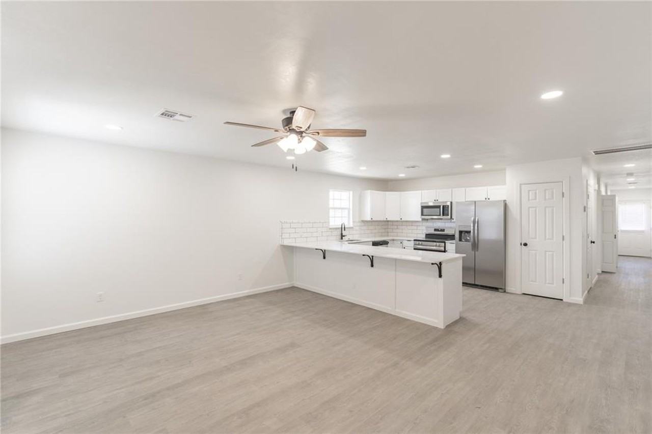 787 Ne 4th St - Photo 3 of 20