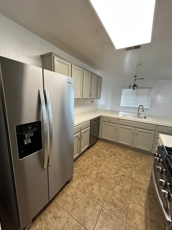 2021 W Hampton Dr - Photo 5 of 24