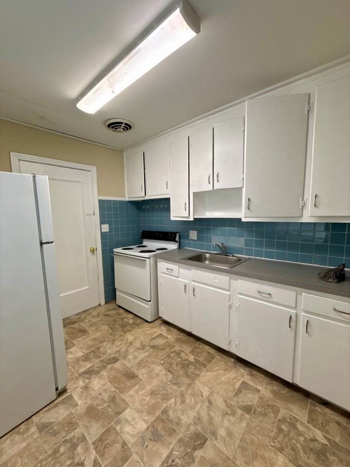 1238 River Bank Ct - Photo 3 of 8