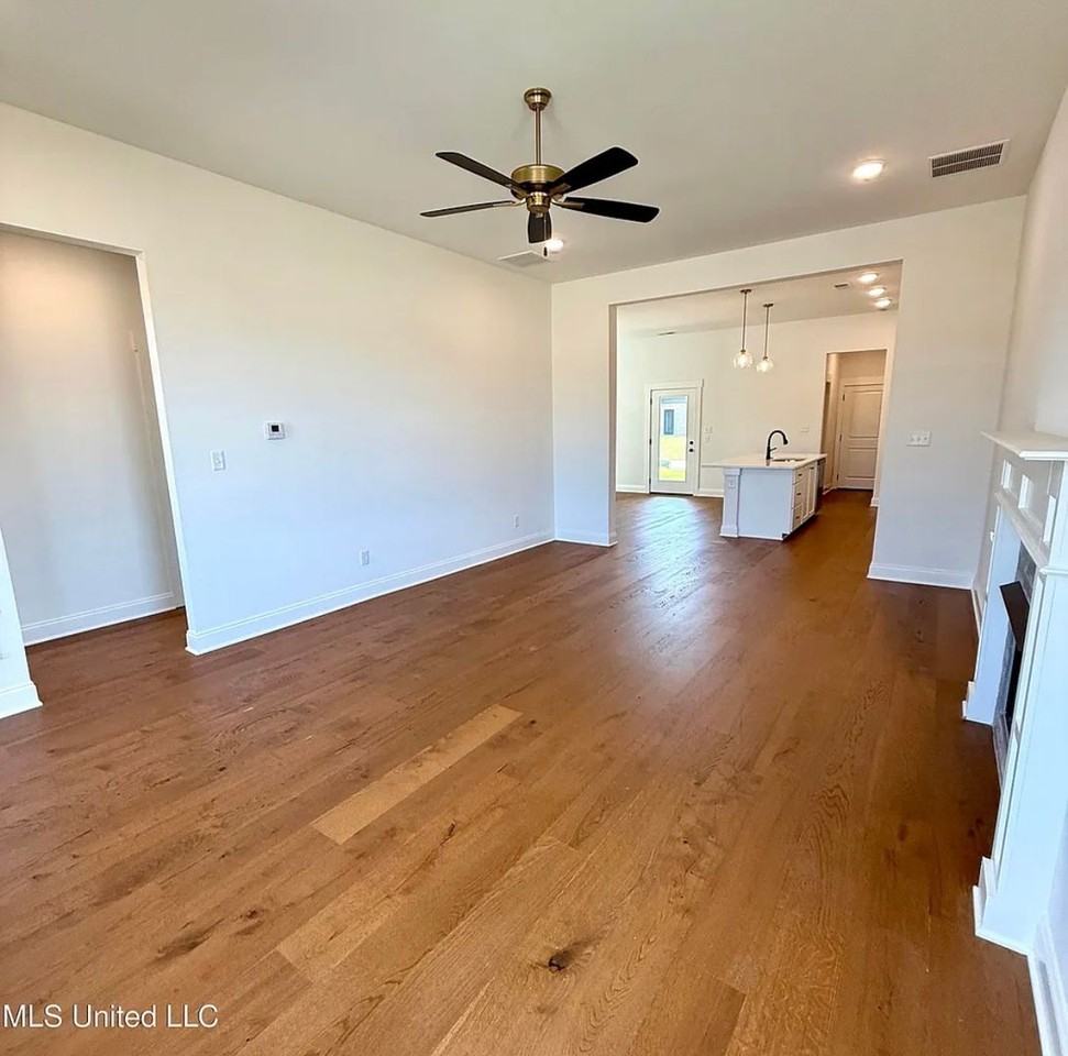 607 Sunflower St - Photo 4 of 25