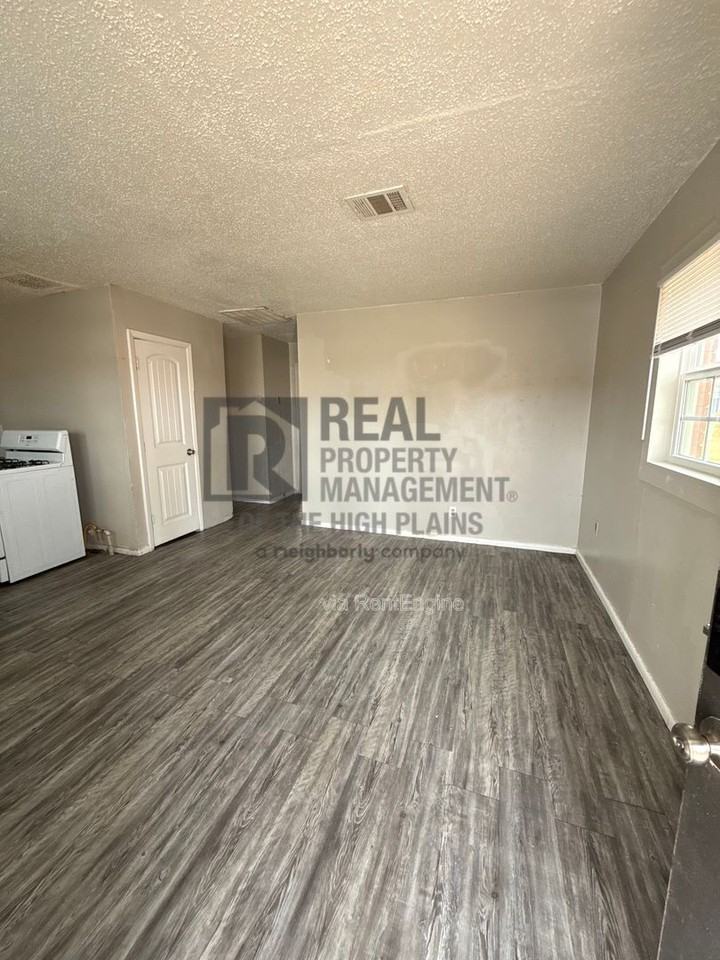 1301 Evergreen St #D - Photo 2 of 6