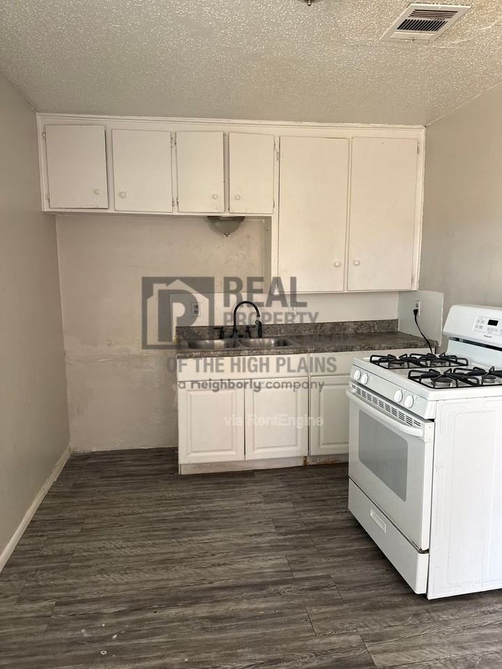 1301 Evergreen St #D - Photo 3 of 6