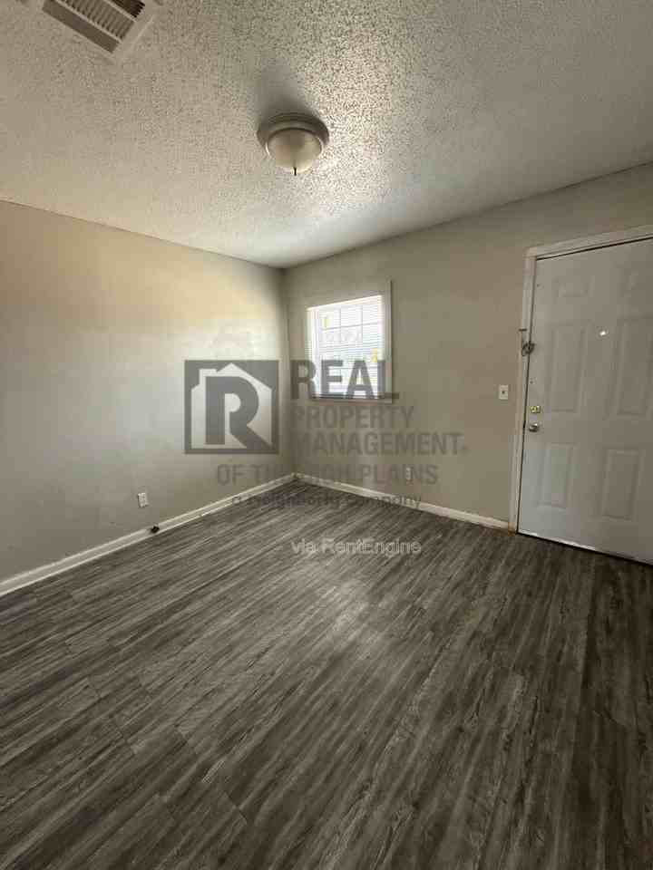 1301 Evergreen St #D - Photo 4 of 6