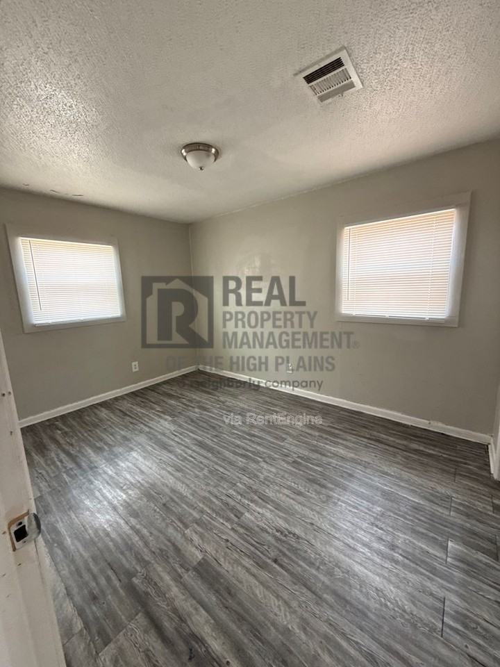 1301 Evergreen St #D - Photo 5 of 6