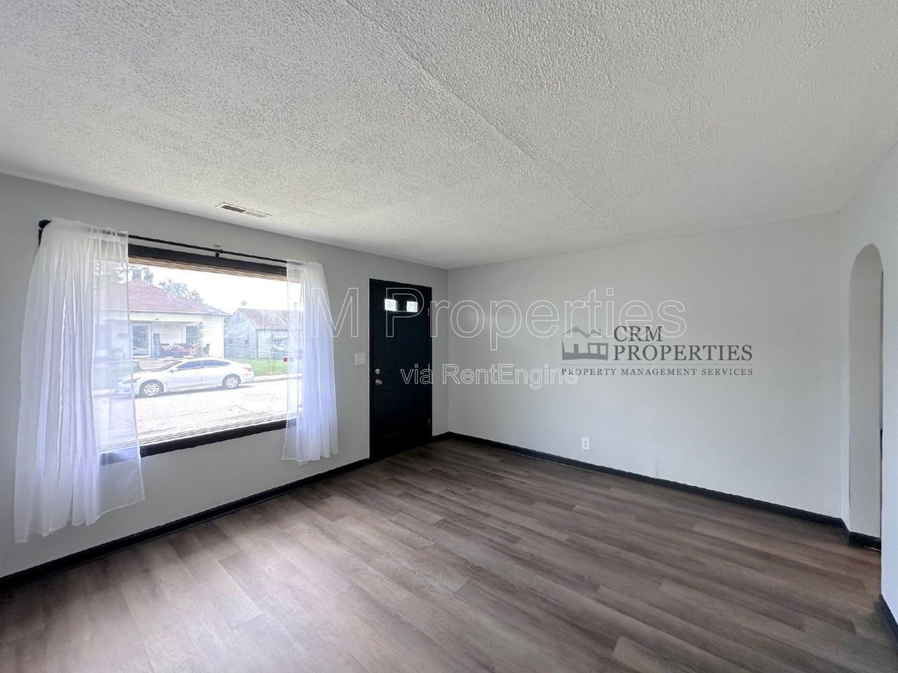 1034 E Elm St - Photo 4 of 18