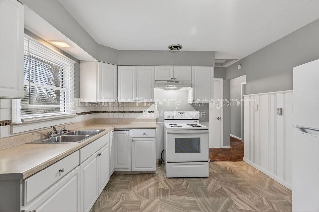 12070 Garden Ln - Photo 3 of 30