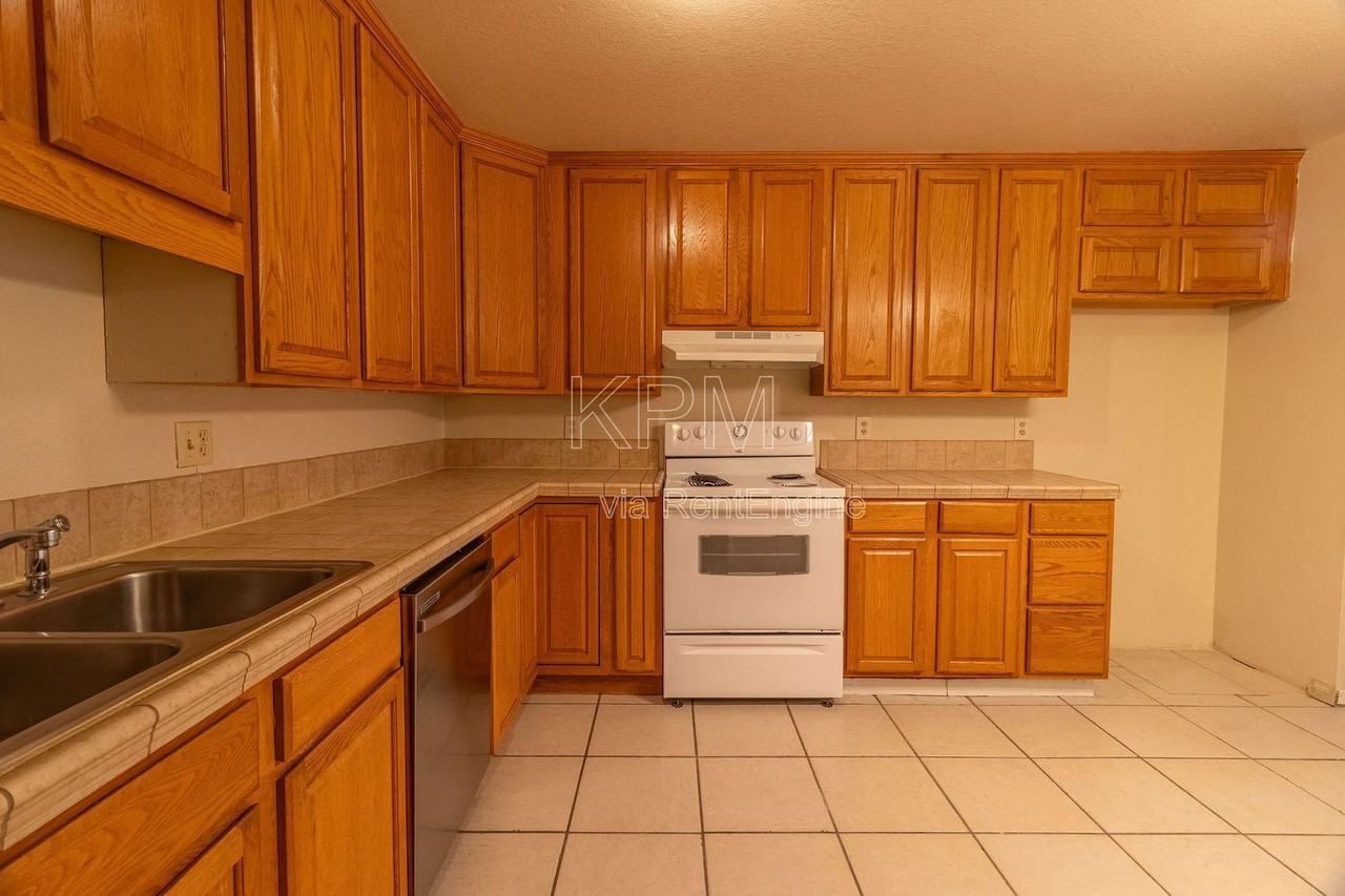 2540 Banyan Dr - Photo 4 of 19