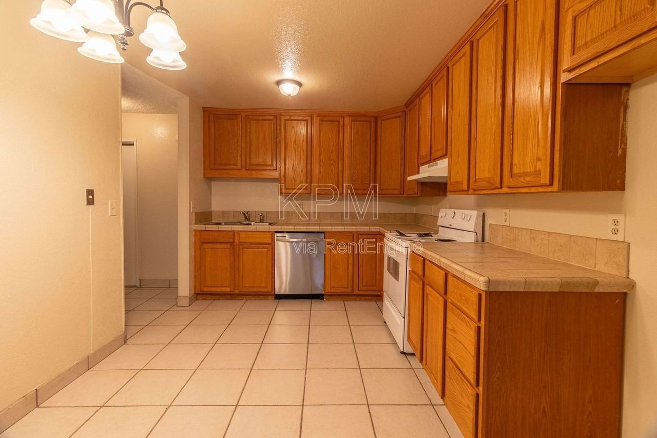 2540 Banyan Dr - Photo 5 of 19