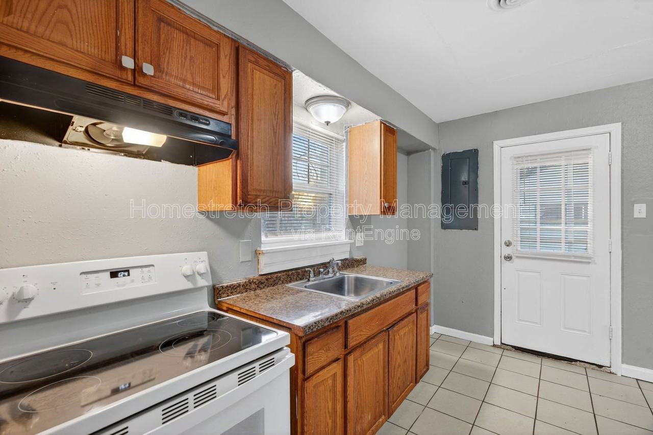 1218 Maple Ave - Photo 3 of 23