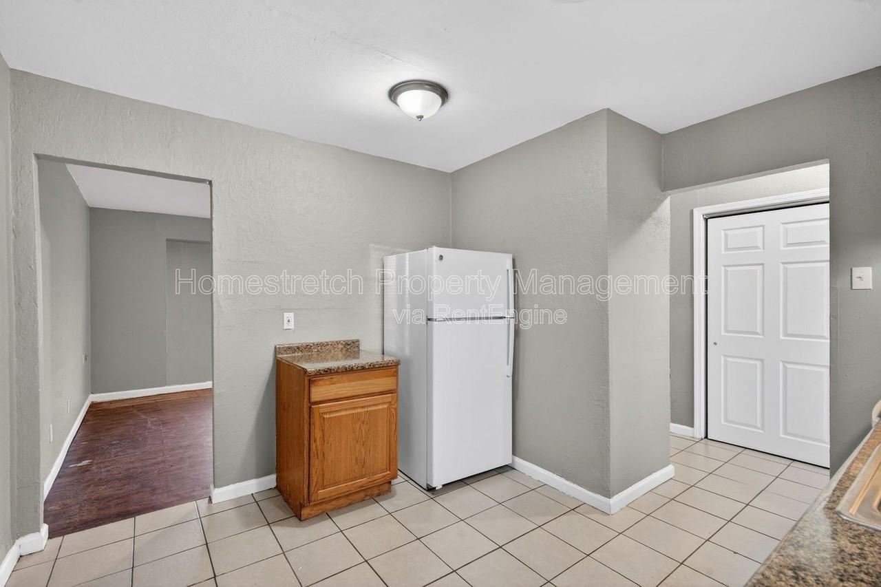 1218 Maple Ave - Photo 5 of 23