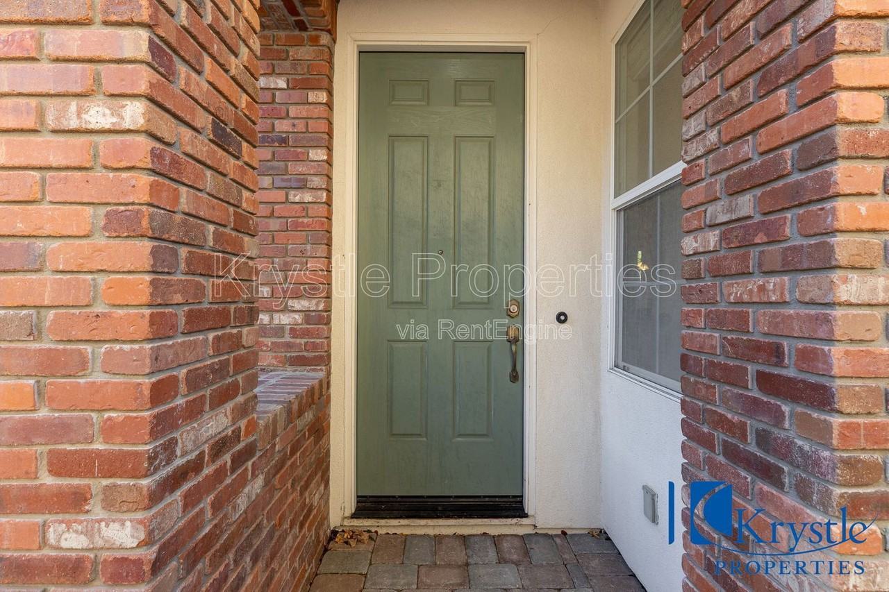 6335 Newhaven Ln - Photo 4 of 50