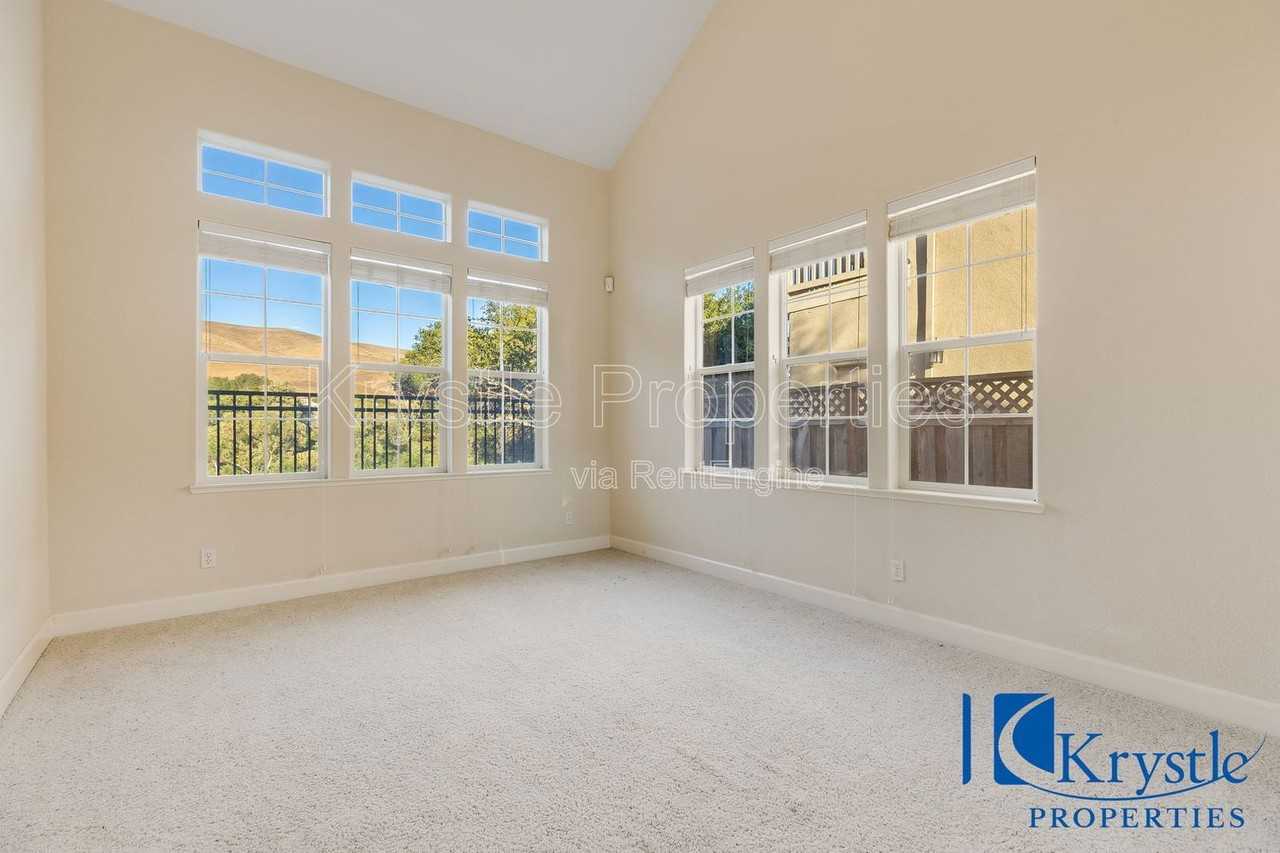 6335 Newhaven Ln - Photo 7 of 50