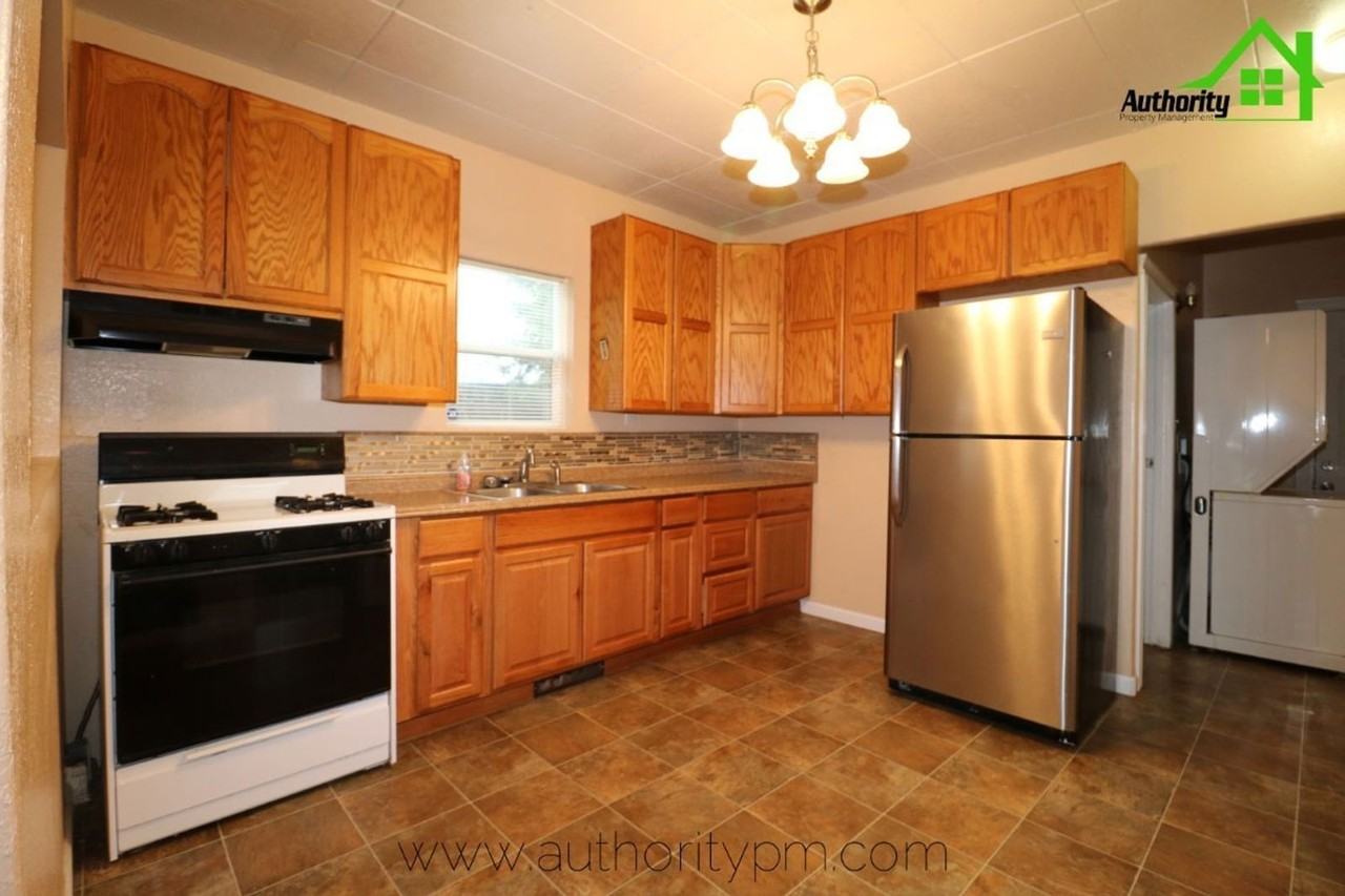 1201 Willis St - Photo 5 of 15