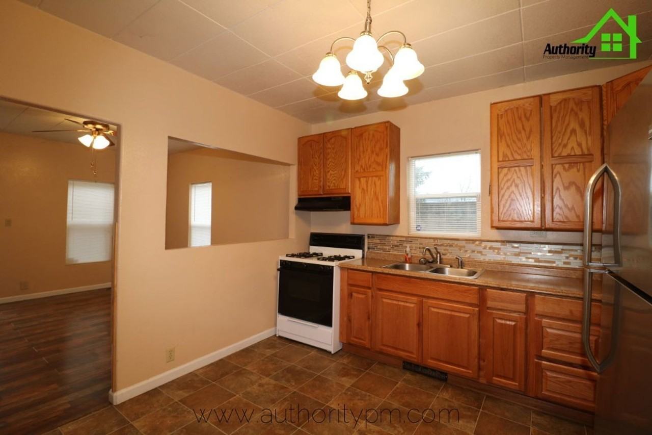 1201 Willis St - Photo 6 of 15