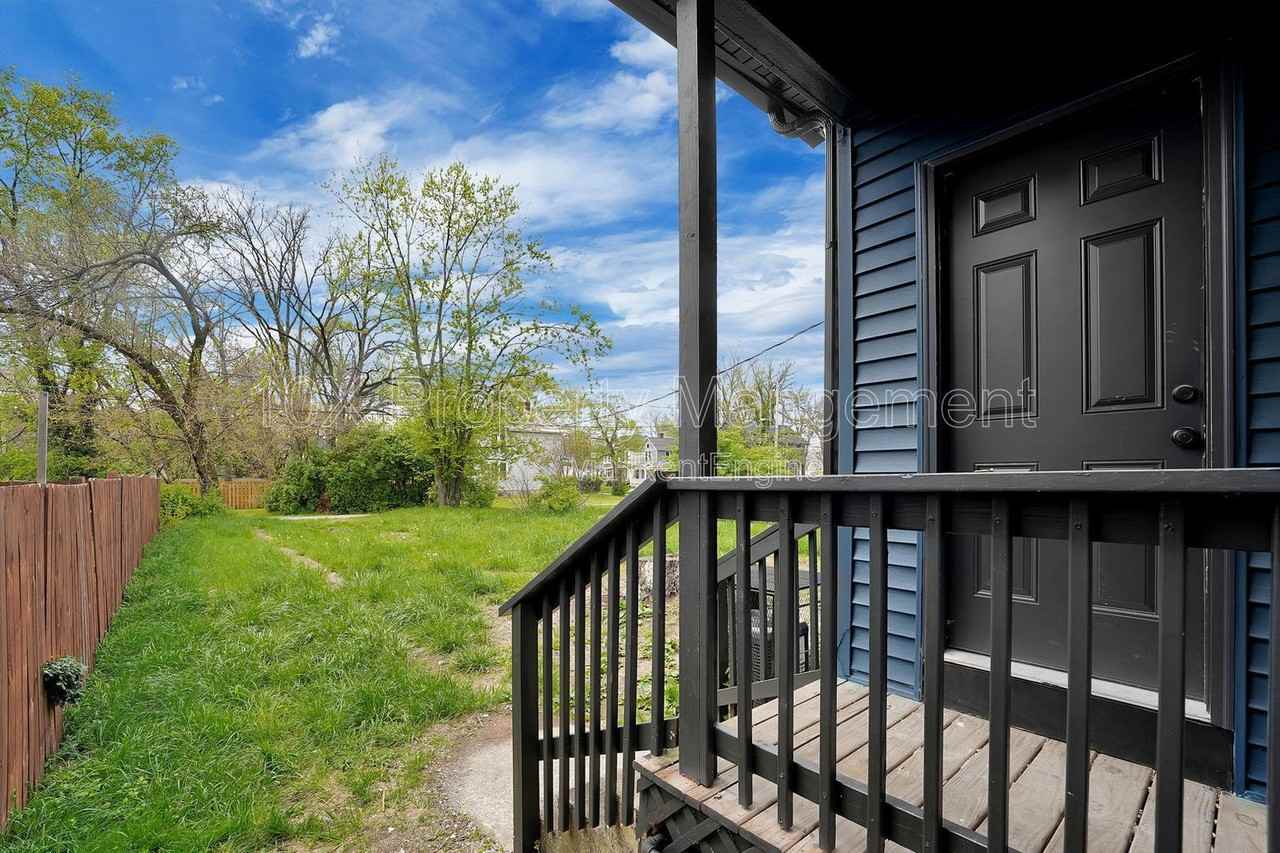 555 Kimball Pl - Photo 4 of 39