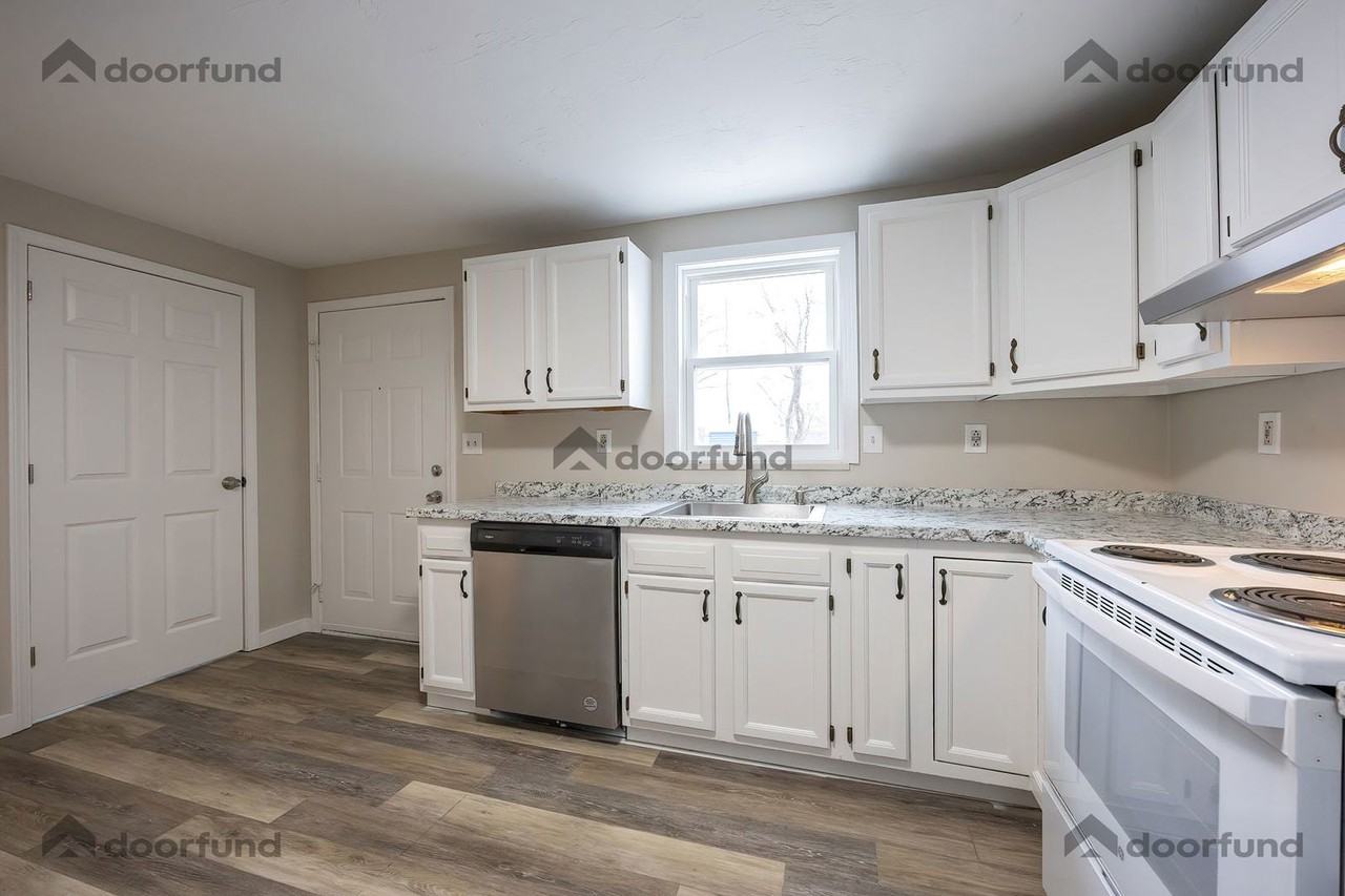 9 Carroll St #8 - Photo 7 of 34