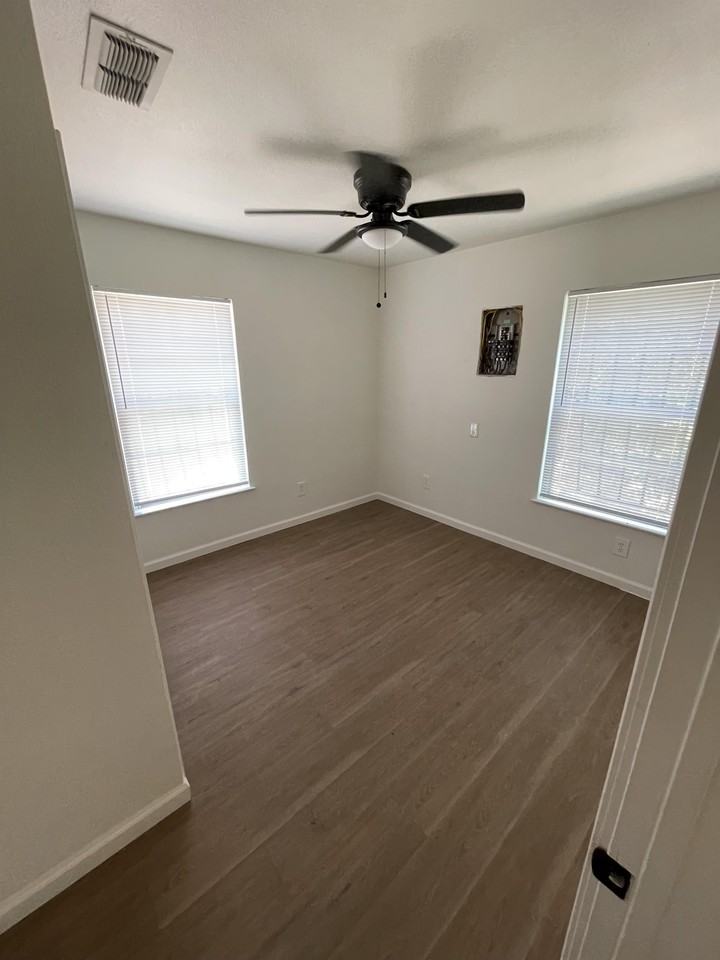 5547 Stonybrook Dr - Photo 2 of 28