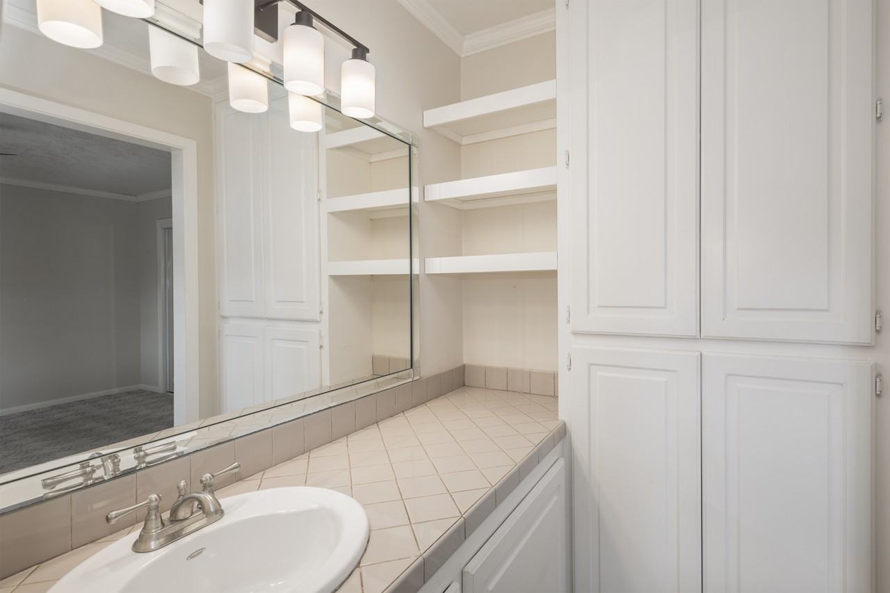 110 York Dr - Photo 2 of 15