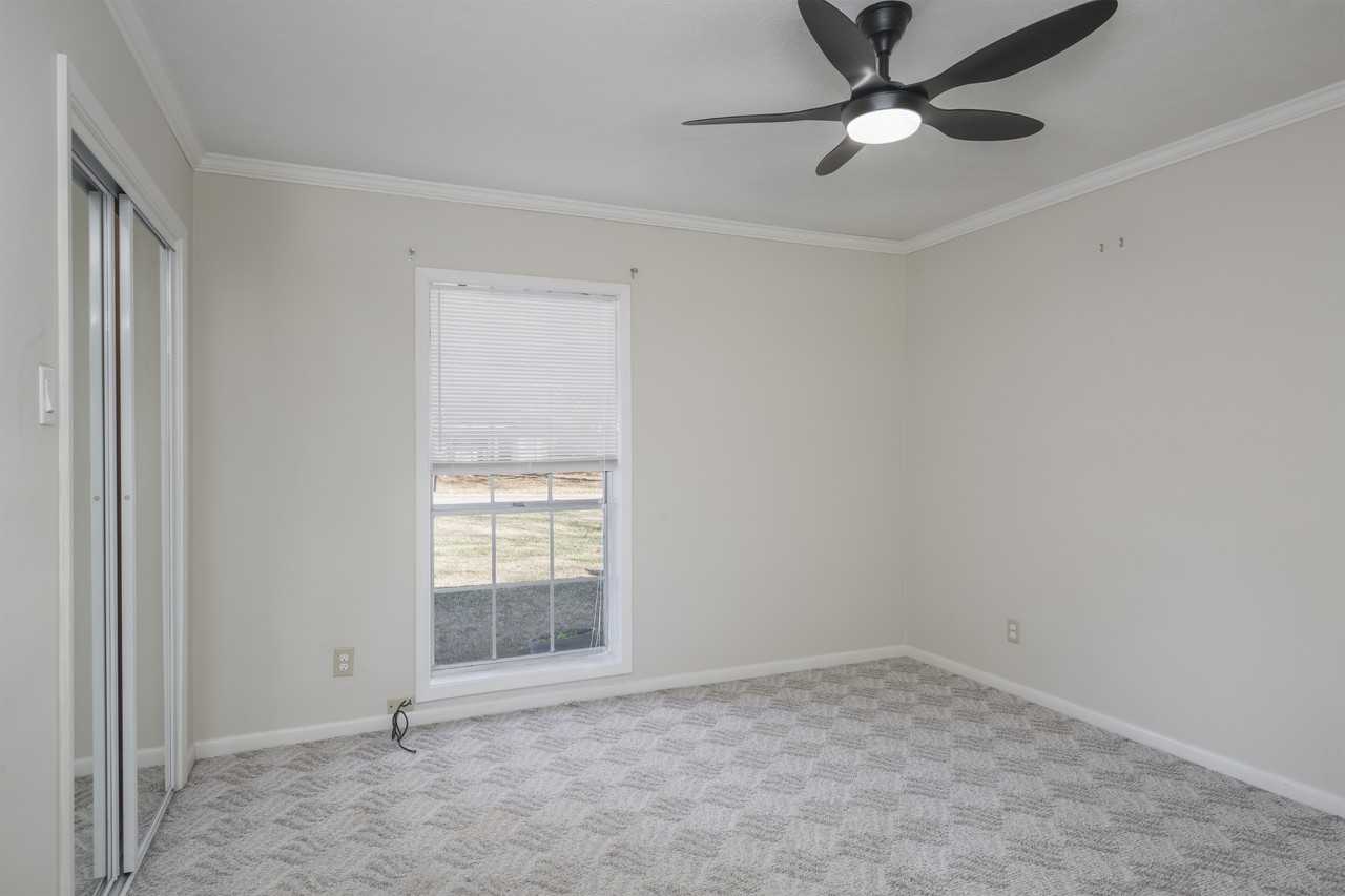 110 York Dr - Photo 4 of 15