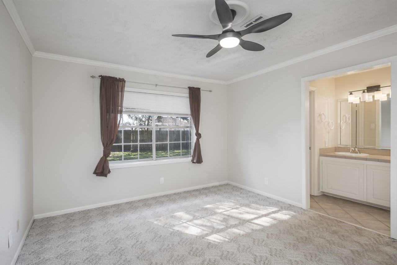 110 York Dr - Photo 5 of 15