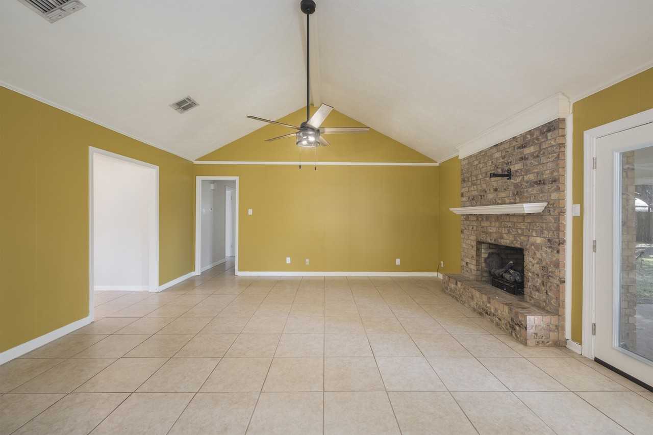 110 York Dr - Photo 7 of 15