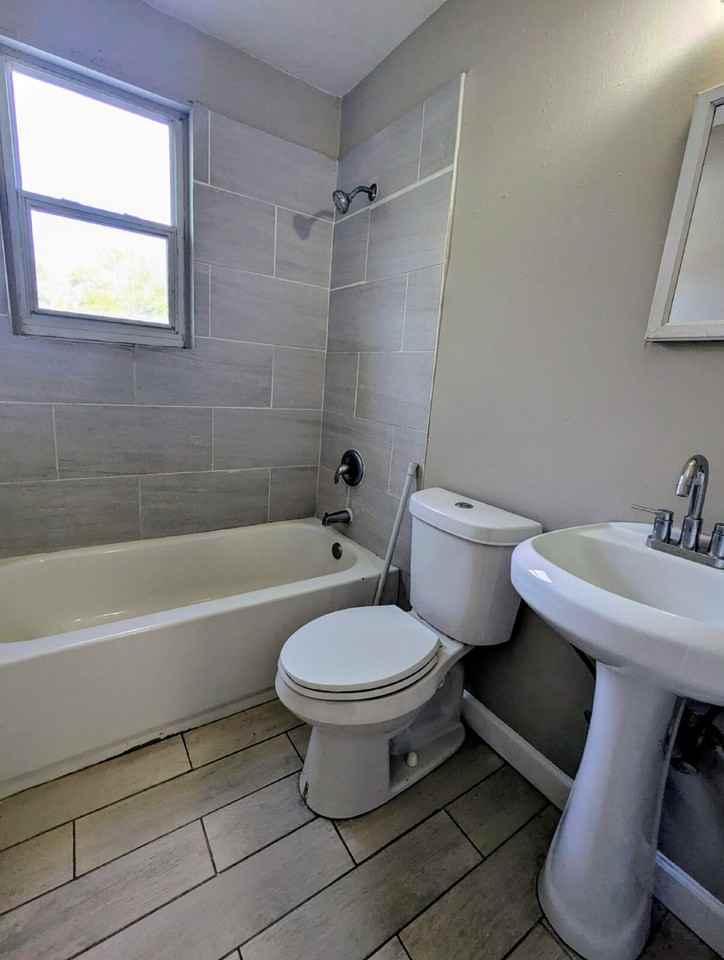 1024 W 29th St #3 - Photo 7 of 11