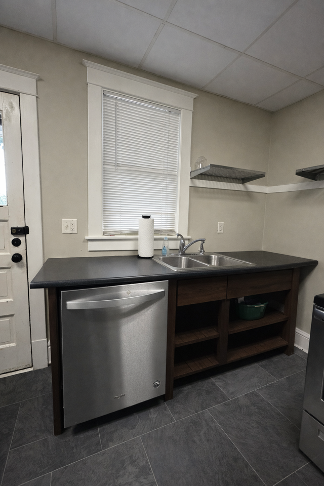 446 Lake St - Photo 4 of 20