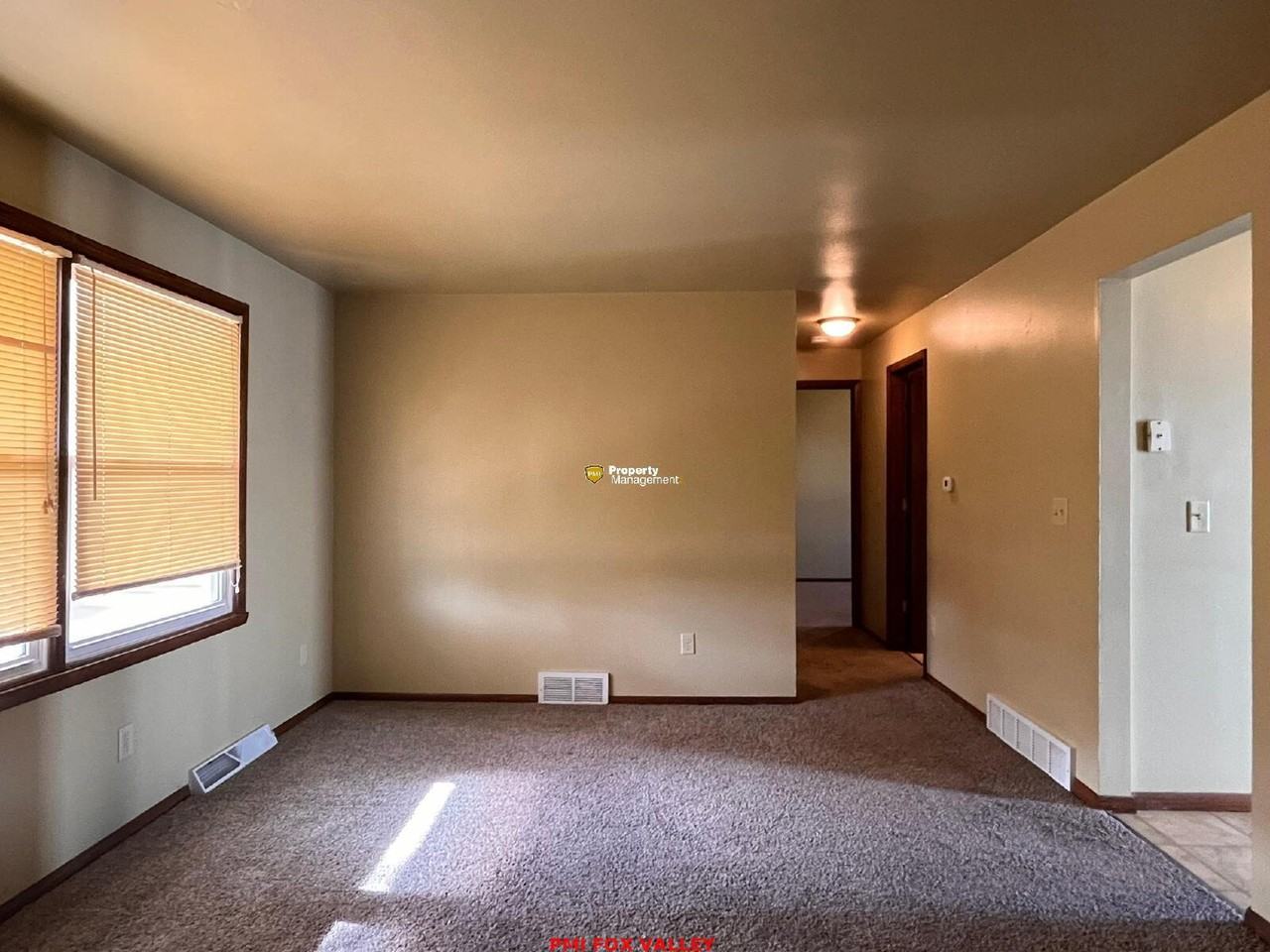 831 S Commercial St - Photo 3 of 16