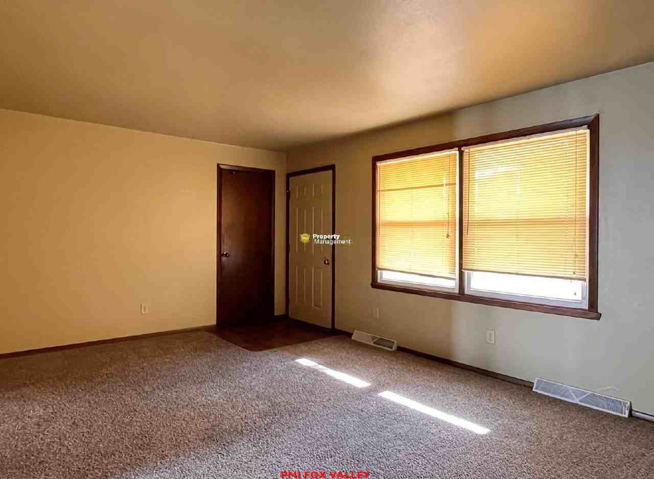 831 S Commercial St - Photo 4 of 16