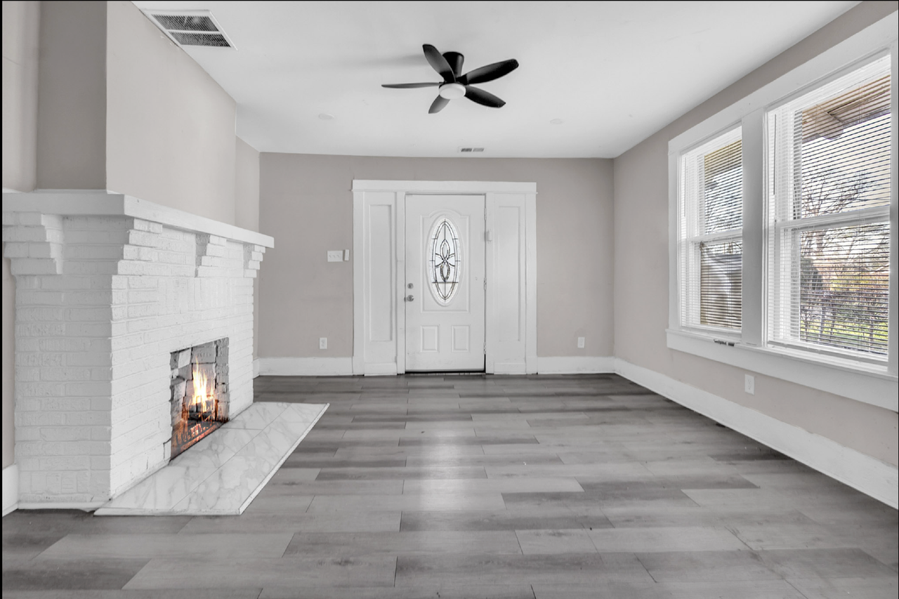 696 Inez St - Photo 3 of 16